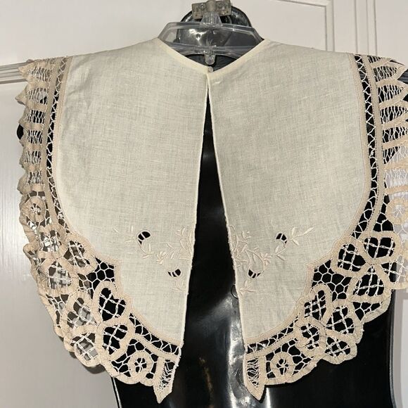 Very large vintage creamy tan floral embroidered collar with Battenberg lace - Picture 5 of 8